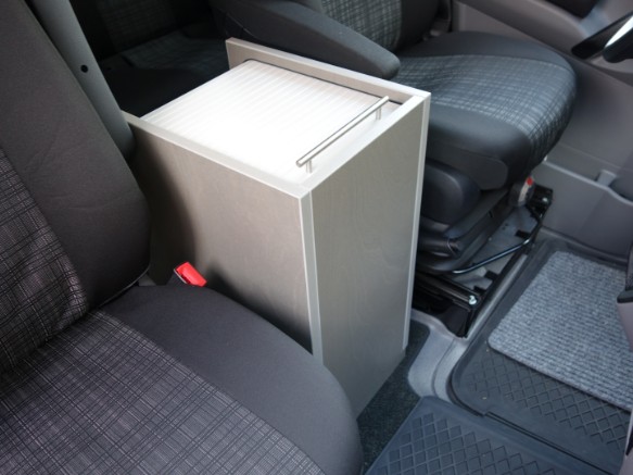 Mittelkonsole mit Rolladenöffnung, handgefertigt