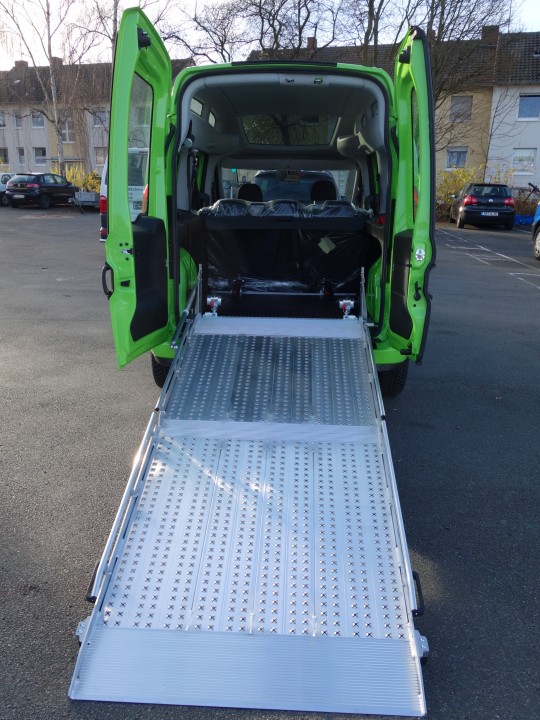 Rampe, Schräggurt und Bodenretraktoren auf Airlineschiene